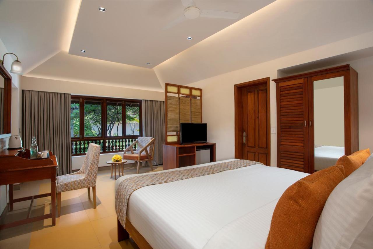 Estuary Sarovar Premiere Poovar Island Kültér fotó