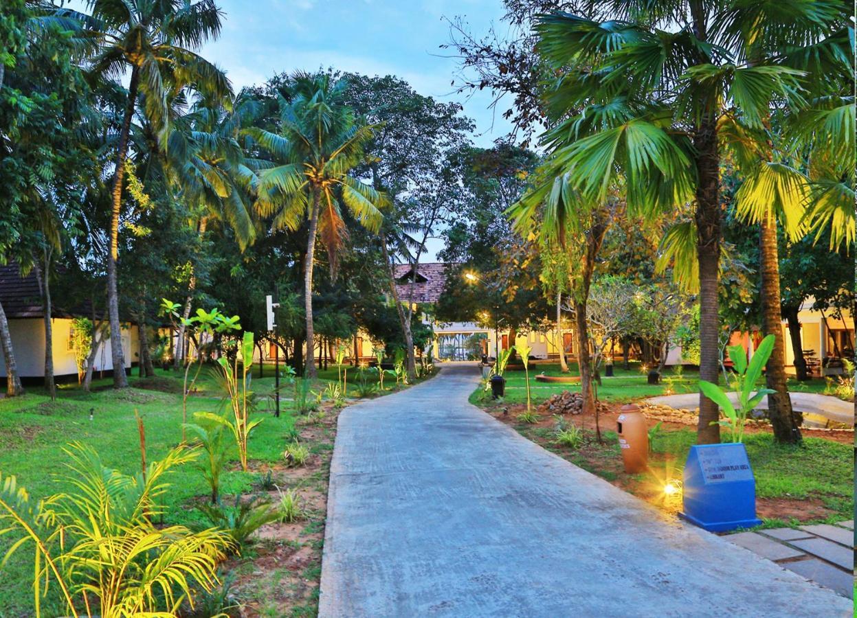 Estuary Sarovar Premiere Poovar Island Kültér fotó