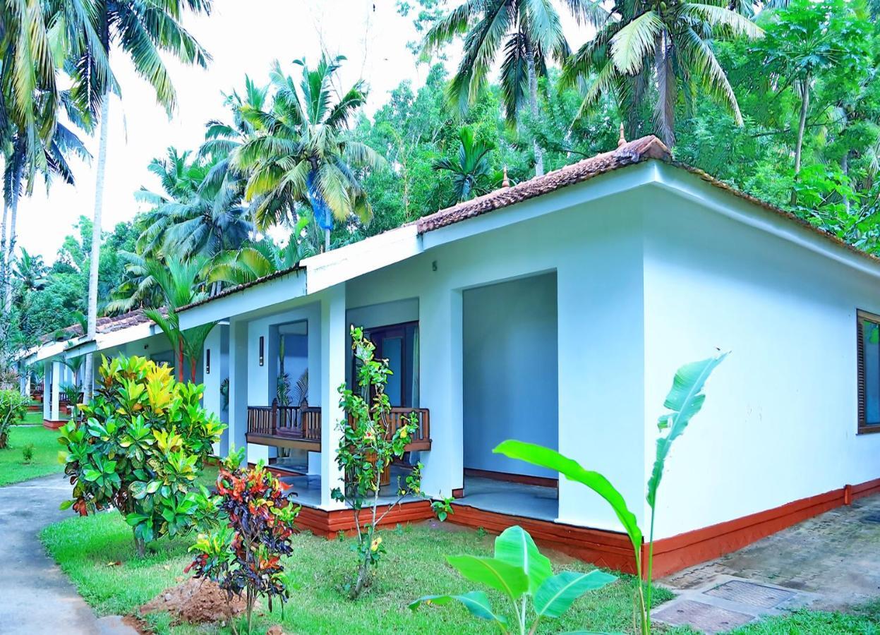 Estuary Sarovar Premiere Poovar Island Kültér fotó