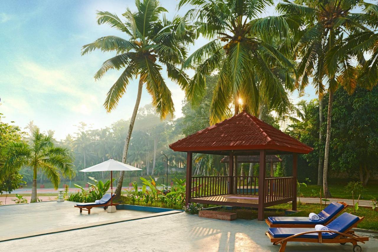 Estuary Sarovar Premiere Poovar Island Kültér fotó