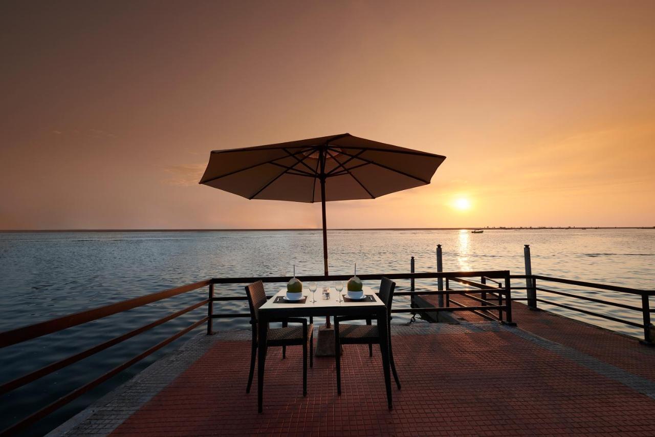 Estuary Sarovar Premiere Poovar Island Kültér fotó