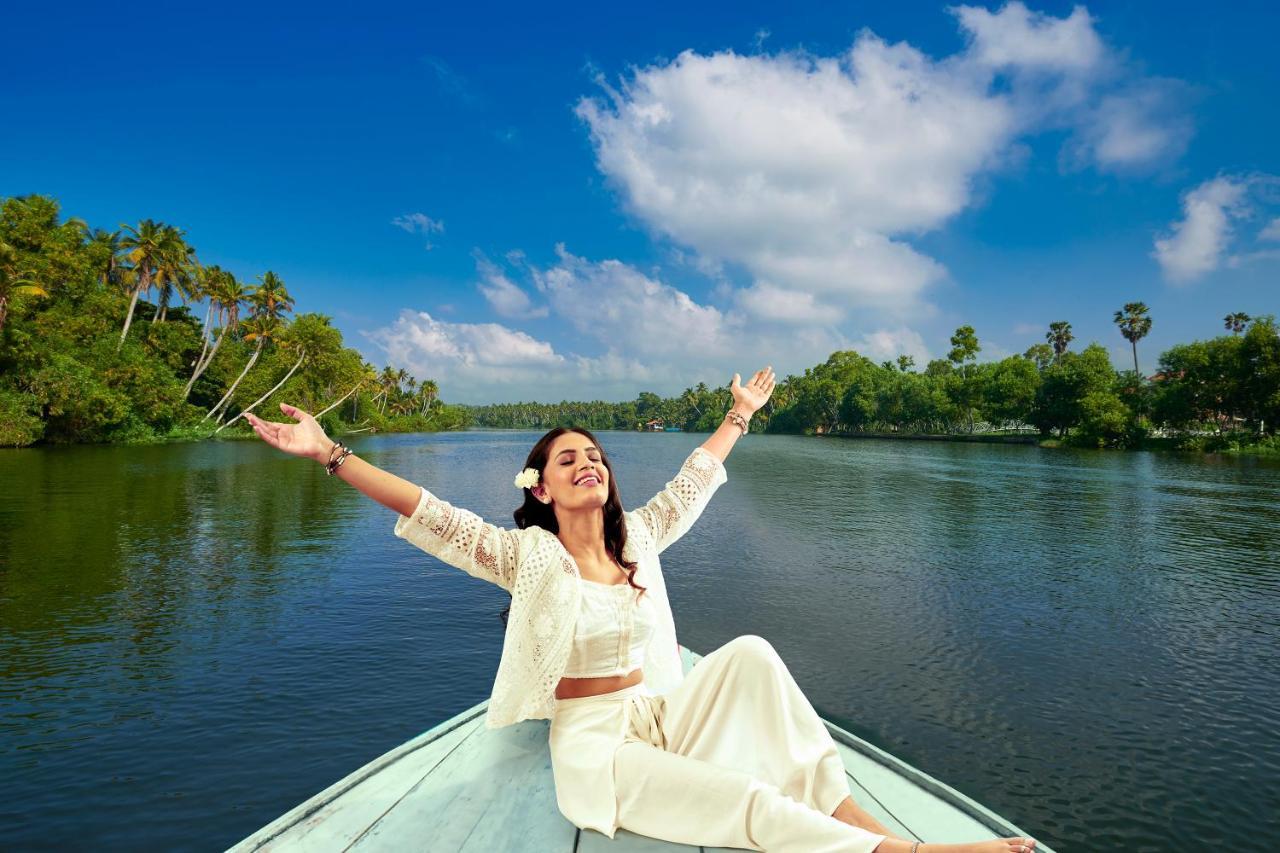 Estuary Sarovar Premiere Poovar Island Kültér fotó